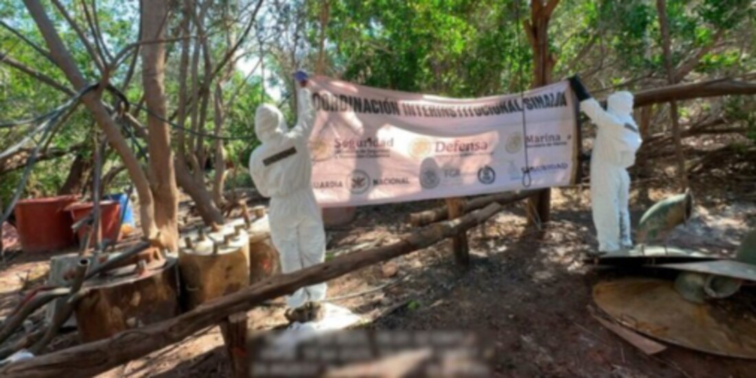 Personal de la Marina muestra el laboratorio clandestino en Montelargo, municipio de Navolato, ayer.