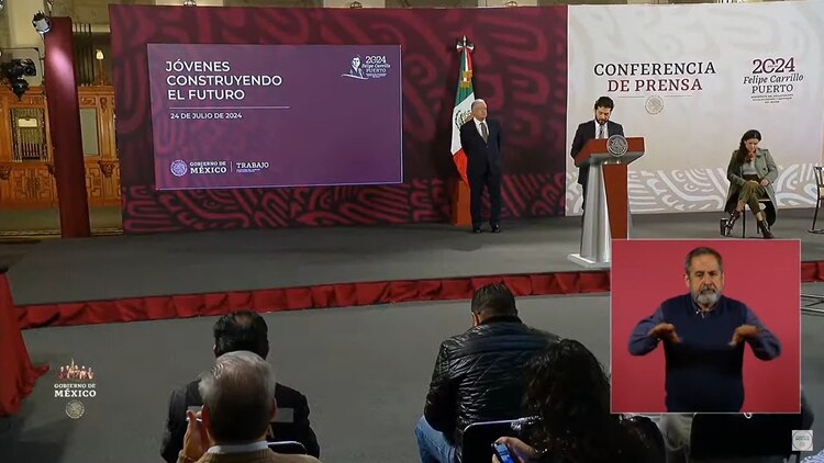 El titular de la Secretaría del Trabajo en la mañanera de AMLO.