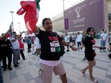 Ciudadanos aprovechan el Mundial de Qatar para llamar a protestar en favor de las mujeres en Irán, con mensajes de apoyo en playeras, la semana pasada.