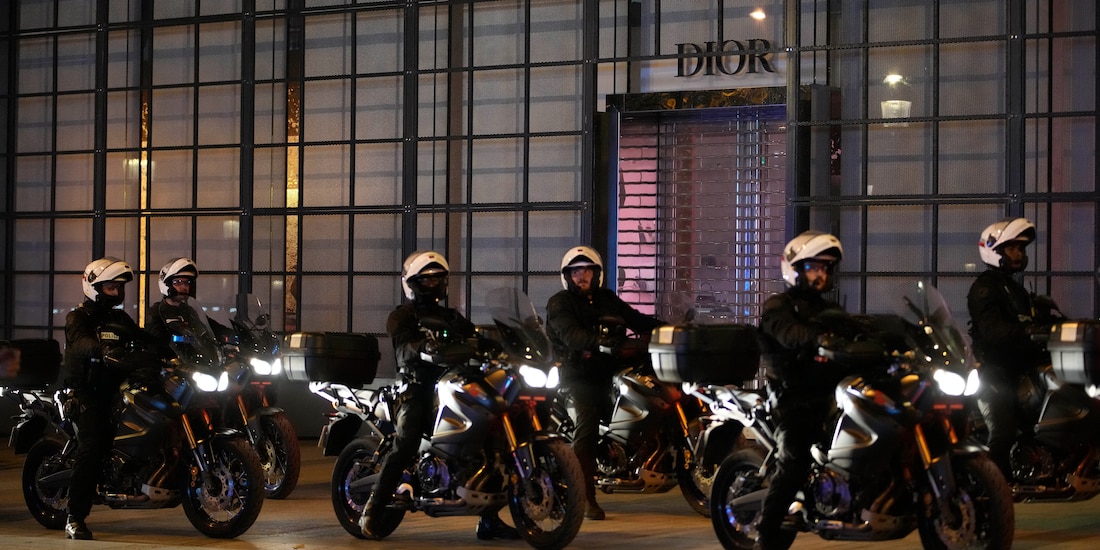 Agentes de la policía patrullan en motocicletas los Campos Elíseos en Paris, el sábado 1 de julio de 2023, debido a los disturbios de manifestantes que han durado varios días tras la muerte de un joven a manos de la policía.