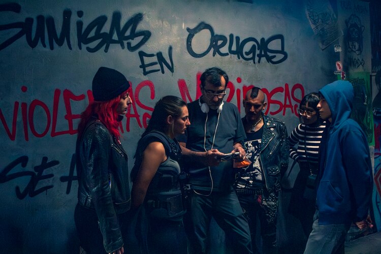 El director Adolfo Dávila con actores y actrices, durante la filmación
de la película.