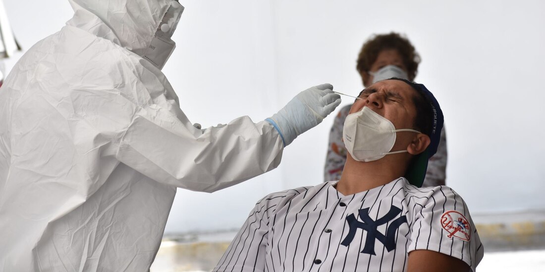 Aplican prueba de coronavirus a un hombre.