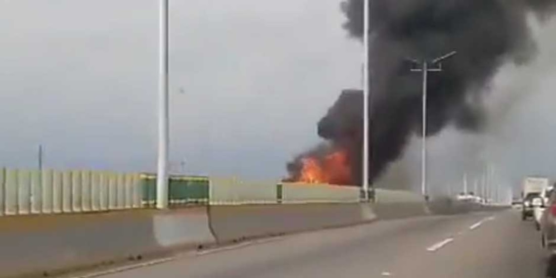 Tráiler en llamas provoca caos vial a la altura del distribuidor vial de Palmira, en la México-Cuernavaca