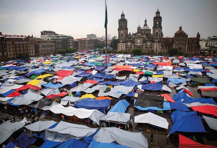 CNTE mantiene un plantón en el Zócalo.