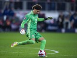 Memo Ochoa despeja el balón durante un partido de la Selección Mexicana en las eliminatorias hacia Qatar 2022.