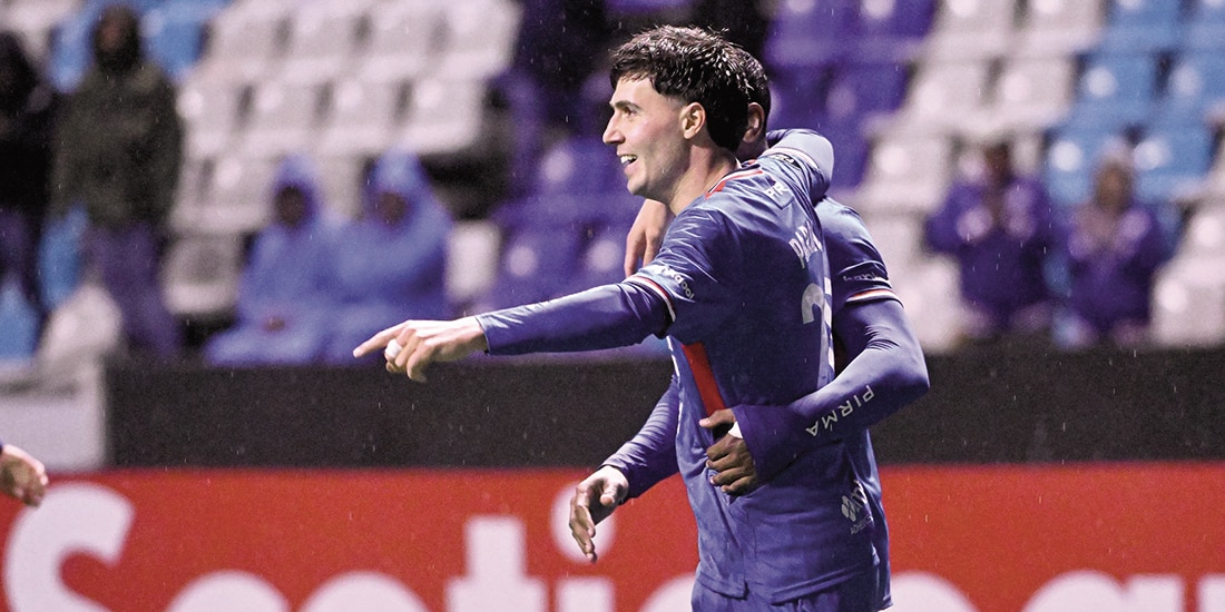 José Paradela celebra su anotación, ayer, en la cancha del estadio Cuauhtémoc ante el Monterrey.