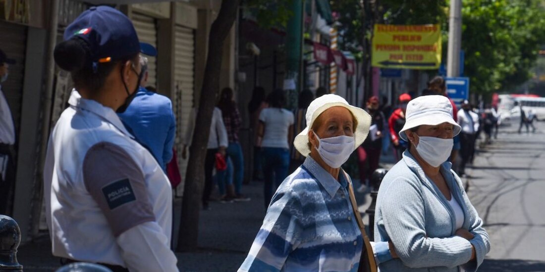 Personas salen a la calle para realizar actividades