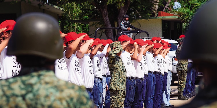 Jóvenes de 18 años en adelante que realizarán el servicio militar rinden protesta, en Campeche, el 5 de mayo.