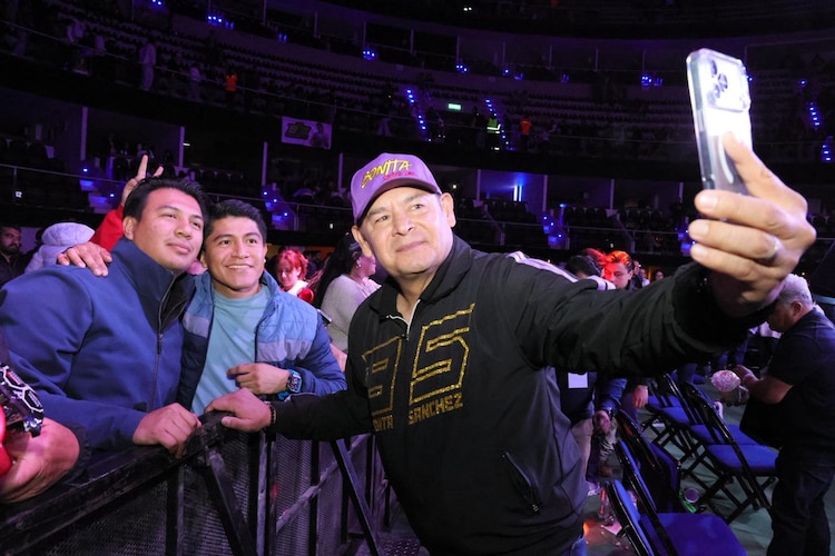 El gobernador Alejandro Armenta convive con familias poblanas durante la verbena deportiva previa al combate.