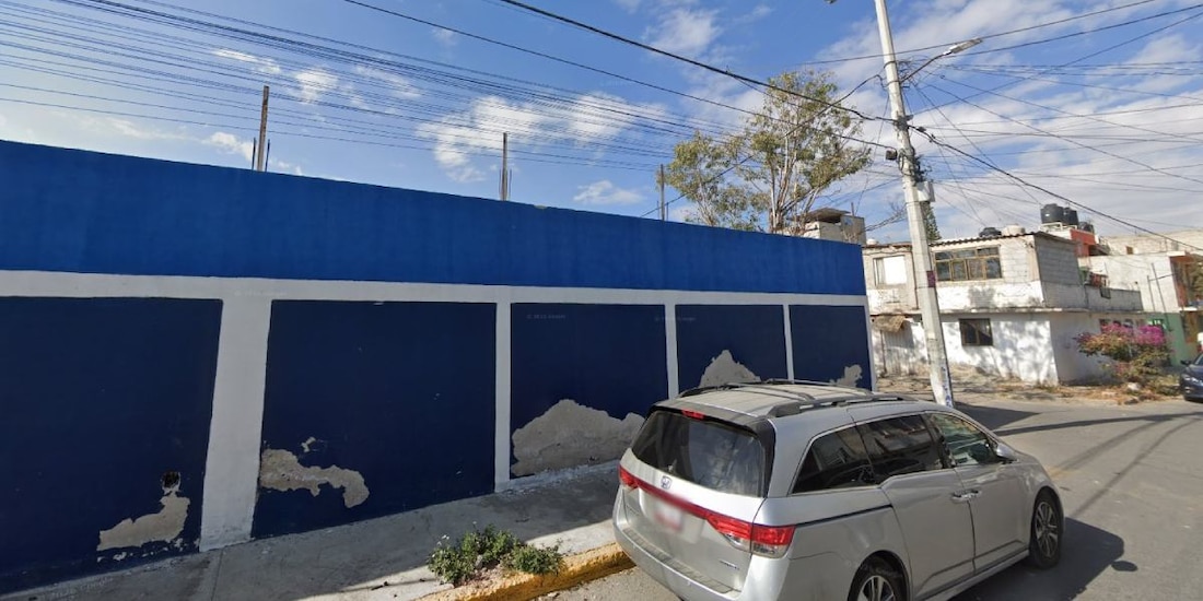 Caída de postes de luz deja sin internet y teléfono a habitantes de Ecatepec.