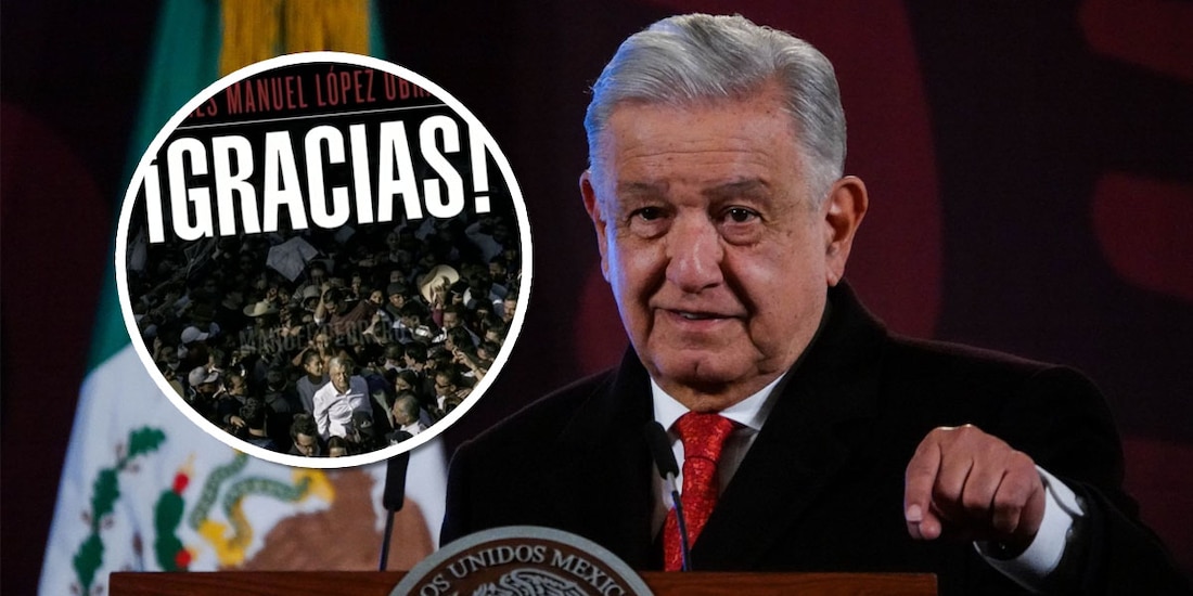 El presidente López Obrador presenta la portada de su próximo libro.