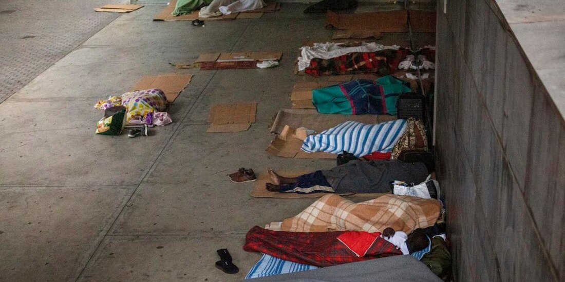 Migrantes que buscan trabajo como jornaleros agrícolas duermen en el piso de una plaza en Lleida, España, el jueves 2 de julio de 2020.