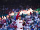 El japonés Shohei Ohtani, de los Angelinos de Los Ángeles, estira un brazo tras hacer un lanzamiento en el juego ante los Marineros de Seattle