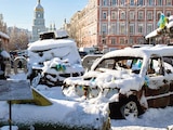 Vehículos militares rusos dañados y con nieve en Kiev, el 16 de enero.