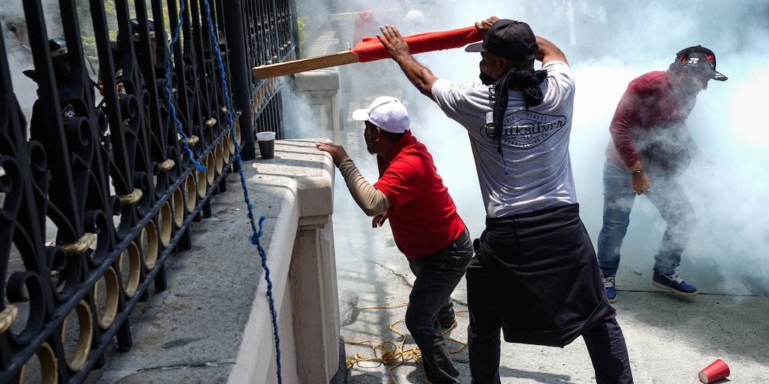 Maestros disidentes intentaron dar portazo a la Segob, ayer.