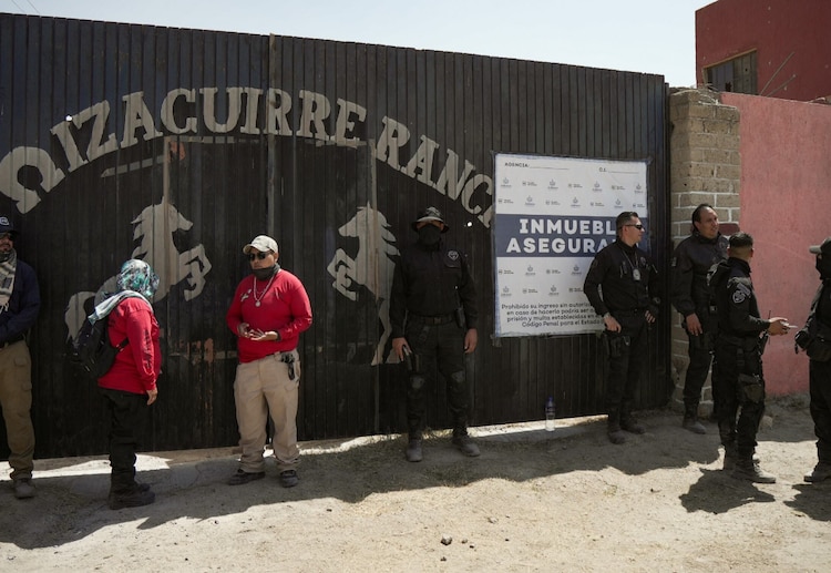 Elementos de seguridad resguardan la entrada del lugar, ayer.