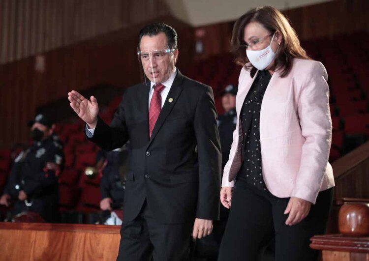La secretaría de Energía, Rocío Nahle, acompaña al gobernador Cuitláhuac García en su informe, en representación del Presidente Andrés Manuel López Obrador.