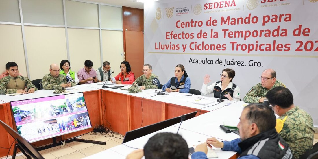 Mensaje a medios del Gobierno de Guerrero; al centro: la gobernadora Evelyn Salgado; a la derecha: el General Enrique Martínez.