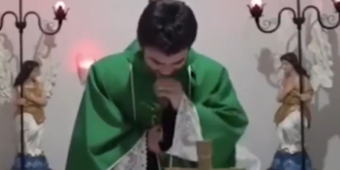 Sacerdote tiene ataque de risa en plena misa