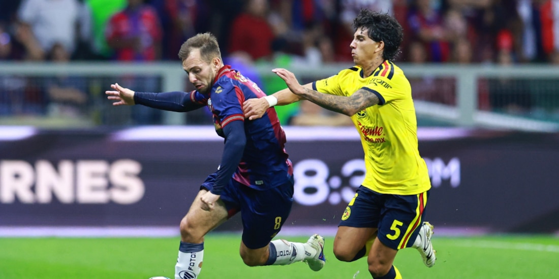 Eugenio Pizzuto y Kevin Álvarez en una jugada durante el partido.