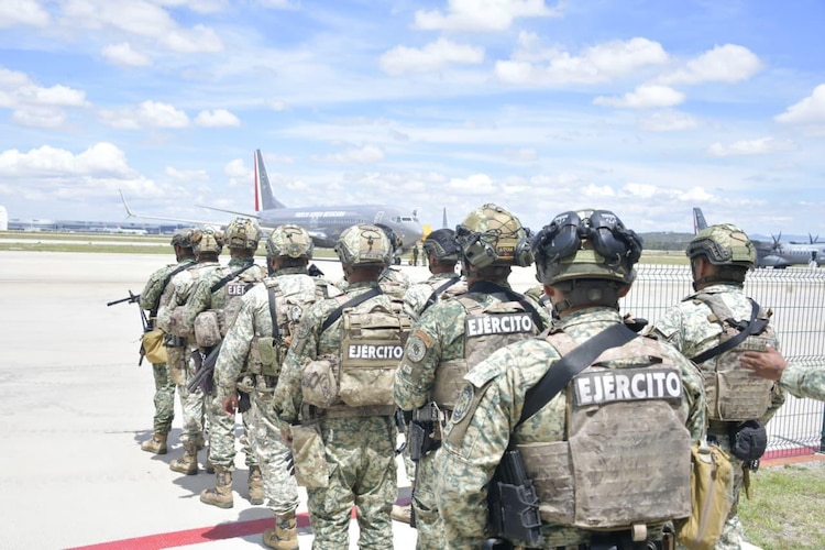 Defensa trasladó desde Santa Lucía a 100 elementos especializados para reforzar la seguridad en Mazatlán.