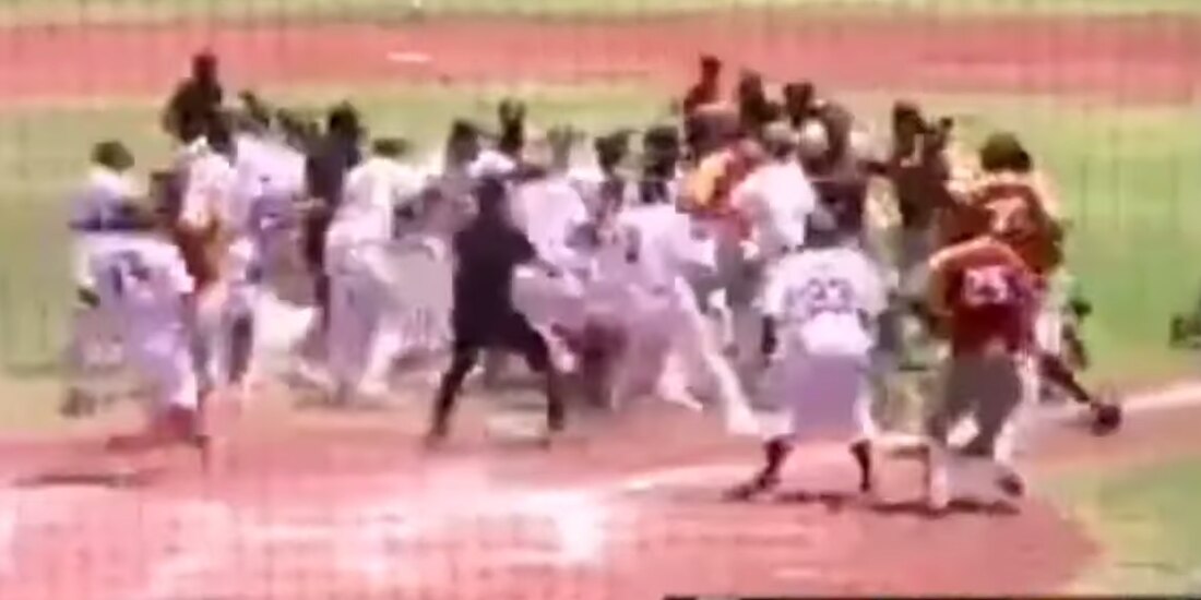 Momento exacto en el que jugadores de México y Venezuela se agarran a golpes en las semifinales del Panamericano Sub 23.