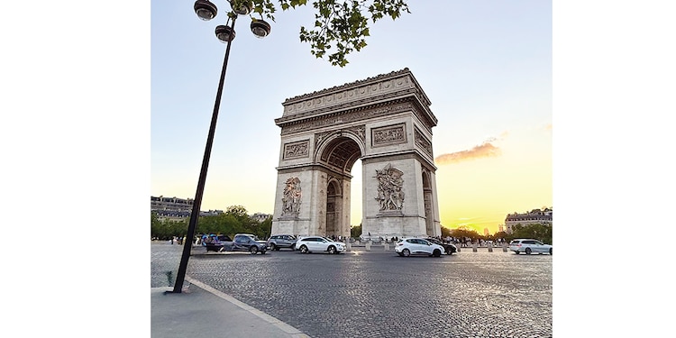 EL ARCO del Triunfo fue construido por orden de Napoleón.