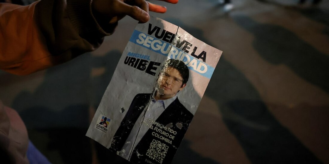 La fotografía de Miguel Uribe, en un panfleto.