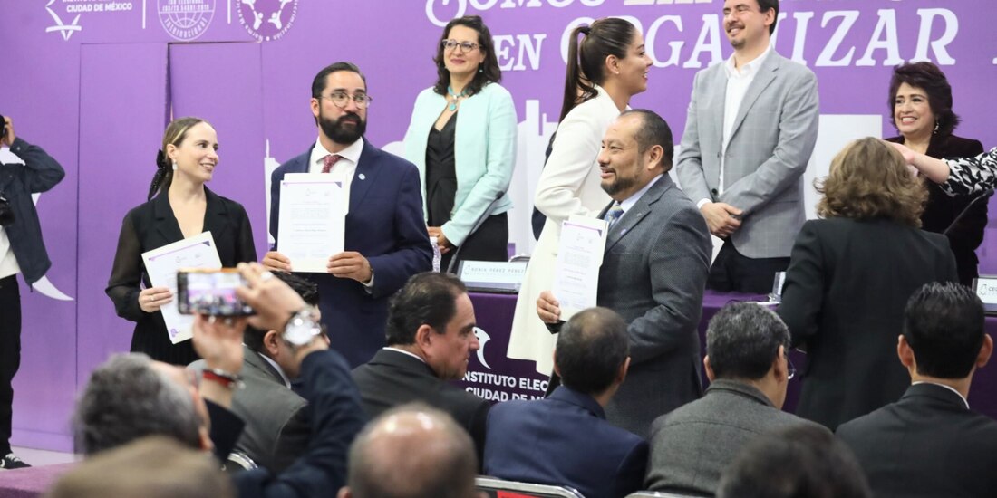 Consejeros electorales al entregar las 137 constancias, ayer.