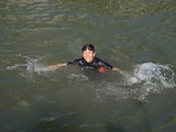 Anne Hidalgo, alcaldesa de París, nadó en las aguas del río Sena a una semana del arranque de París 2024.