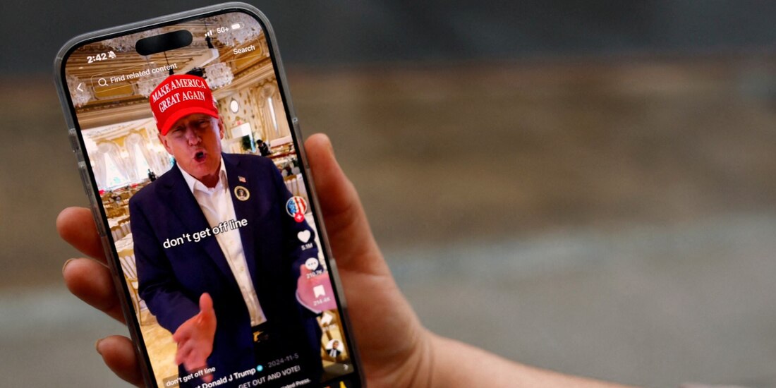 Un usuario de TikTok ve un video del entonces candidato republicano, en julio pasado.