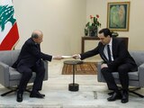 El presidente libanés Michel Aoun, a la izquierda, recibe una carta de renuncia del primer ministro libanés Hassan Diab, en el palacio presidencial, en Baabda, en Beirut, Líbano, el 10 de agosto de 2020.