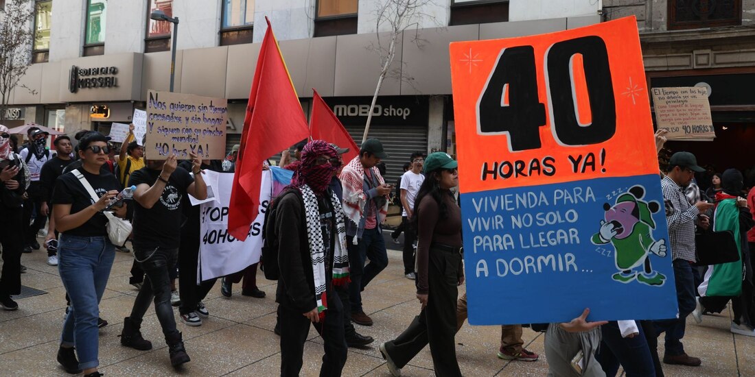 Marcha desde el Zócalo hacía el Senado par exigir la aprobación de la reducción de la jornada laboral a 40 horas semanales.