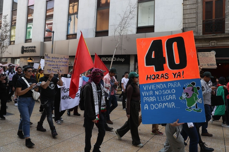Marcha por jornada laboral de 40 horas semanales en foto de archivo