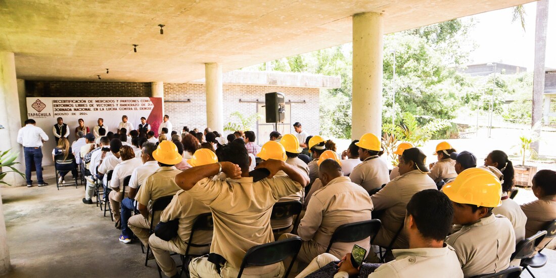 Entrega de certificados a espacios públicos libres de mosquitos, el pasado lunes en Chiapas.