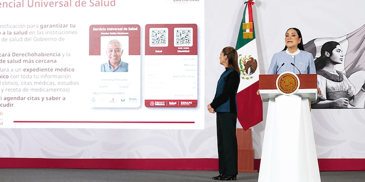 La Presidenta Claudia Sheinbaum con Ariadna Montiel, secretaria de Bienestar, ayer en conferencia de prensa.