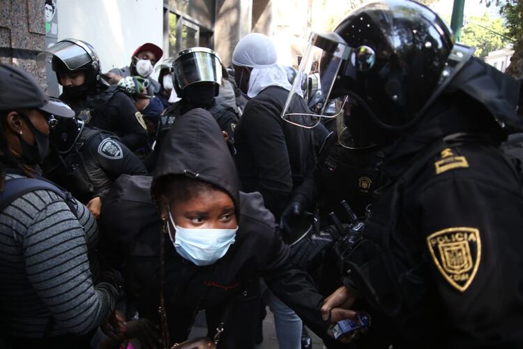 Altercado entre policía y manifestantes haitianos