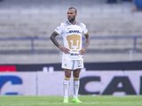 Dani Alves durante un partido de Pumas en el Torneo Apertura 2022 de la Liga MX.