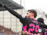 Santiago Giménez festeja su diana de ayer ante el Cambuur.