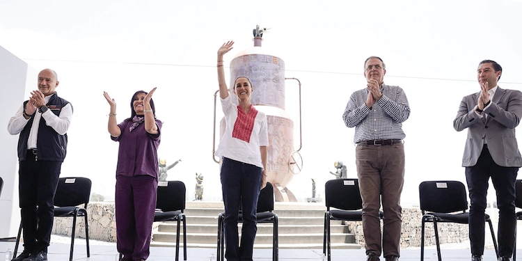 Claudia Sheinbaum (c.), Presidenta de México, ayer, en Huamantla, Tlaxcala.