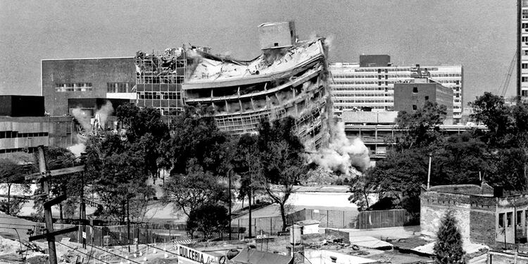 Vista panorámica del edificio derrumbado