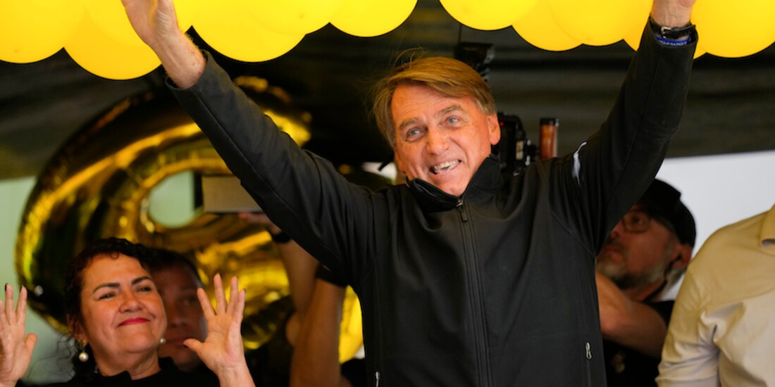 Jair Bolsonaro saluda a simpatizantes en Juiz de Forra.