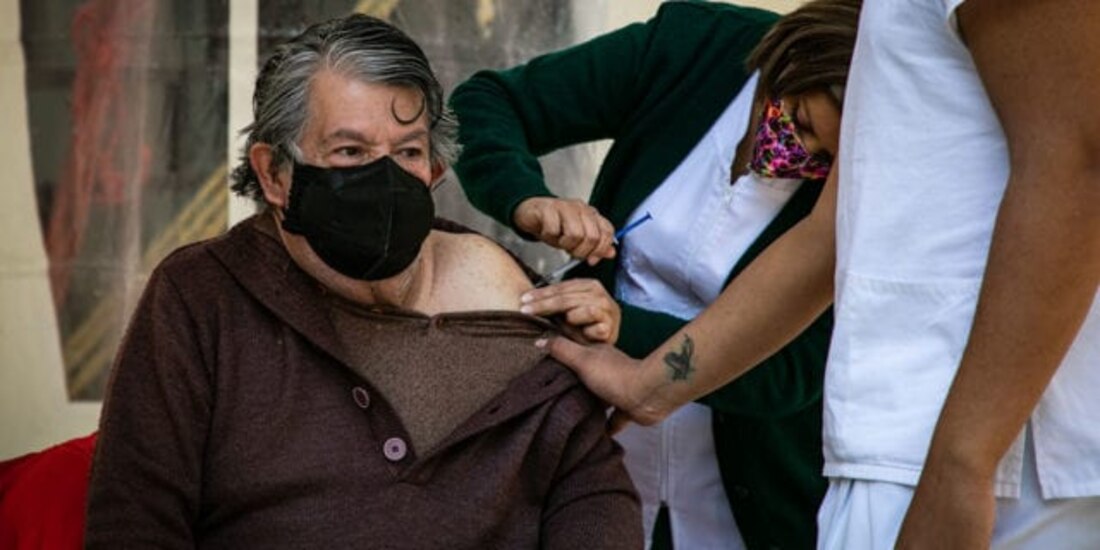 La vacunación antiCOVID-19 toca en estos días en Neza.