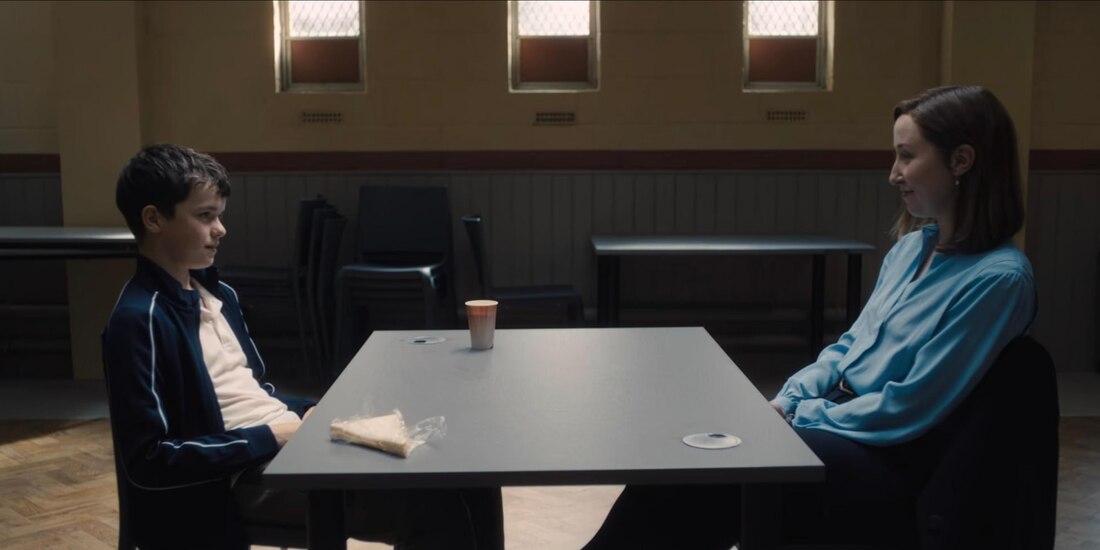 Jamie (Owen Cooper) y Briony (Erin Doherty) durante el capítulo tres de la serie de Netflix Adolescencia, 2025