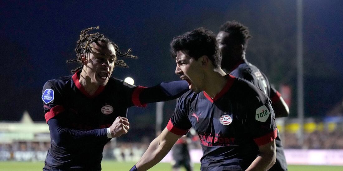 Erick Gutiérrez celebra su gol con el PSV en las semifinales de la Copa de Países Bajos.