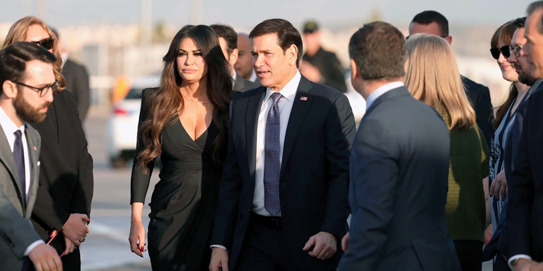 MARCO Rubio, secretario de Estado de EU, y Kimberly Guilfoyle, embajadora de EU en Grecia, se
encuentran en el Aeropuerto Internacional Eleftherios Venizelos, cerca de Atenas, el jueves.