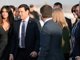 MARCO Rubio, secretario de Estado de EU, y Kimberly Guilfoyle, embajadora de EU en Grecia, se
encuentran en el Aeropuerto Internacional Eleftherios Venizelos, cerca de Atenas, el jueves.