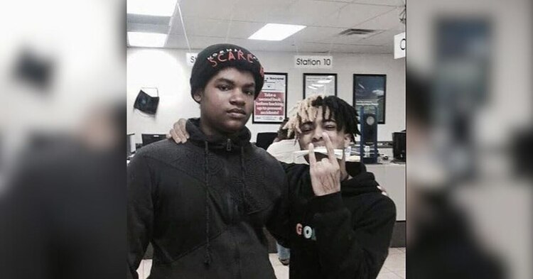 El rapero XXXTentation, a la derecha.