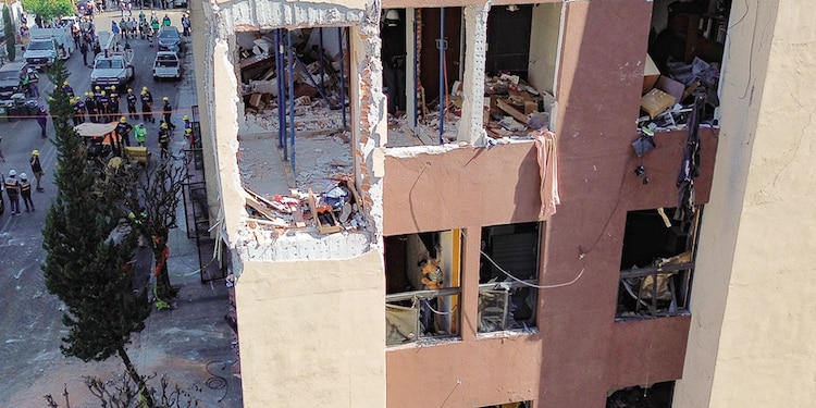 Toma aérea del departamento que explotó, en colonia Paseos de Taxqueña, ayer.