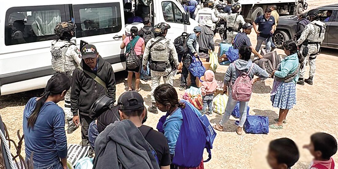 HABITANTES de comunidades abordan vehículos, ayer